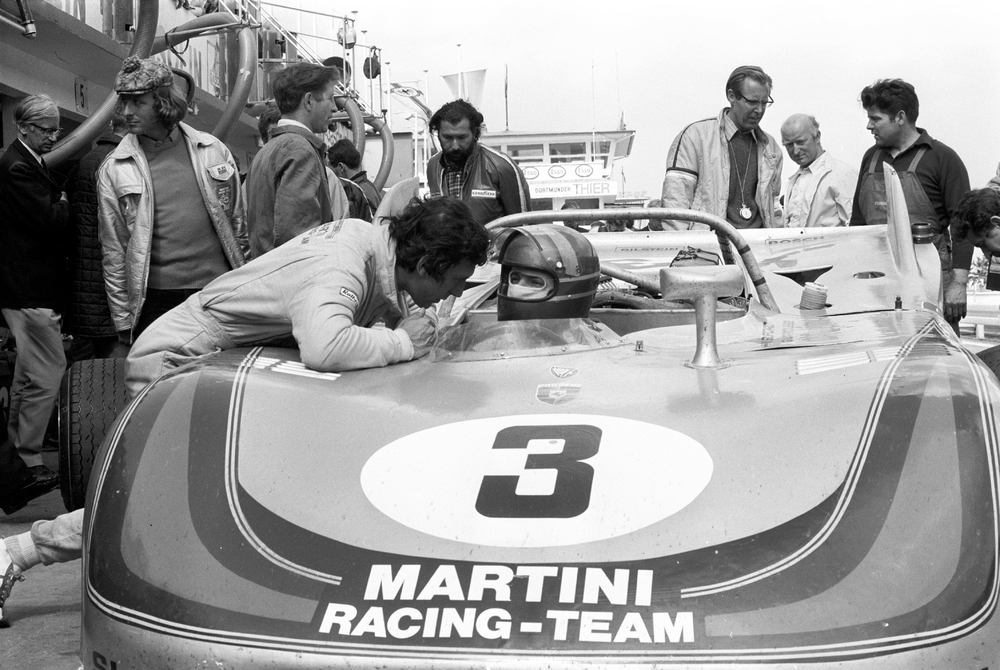 Elford (links) in overleg met Gérard Larrousse in de 908/03 tijdens de 1000km Nürburgring 1971, die ze wonnen. (Foto: Archief Porsche AG)